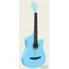 голубая акустическая гитара с разноцветными струнами